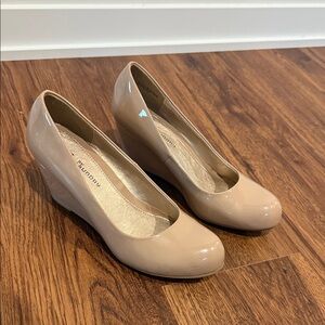 Chinese Laundry New, never worn tan patent leather wedges. Size 8.5W